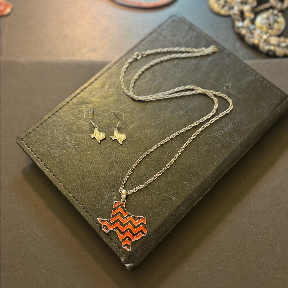 Chevron Texas Pendant Necklace and Earrings Set